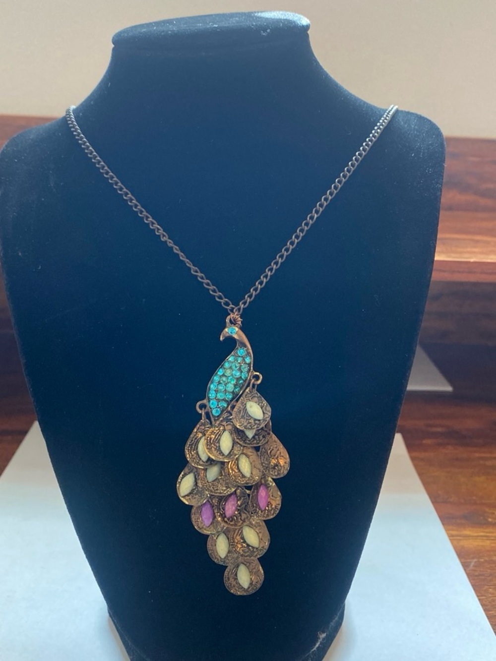 Vintage-Inspired Peacock Pendant Necklace with turquoise Rhinestones